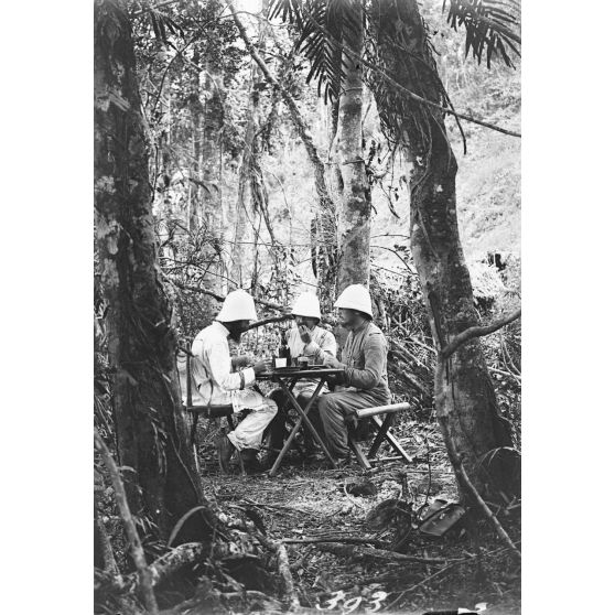 Déjeuner en forêt. Lieutenants Treydenberg, Cantellier et Hubert. [légende d'origine]