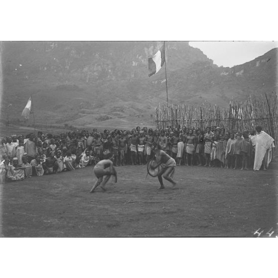 Danses de la sagaie à Imandabé. [légende d'origine]