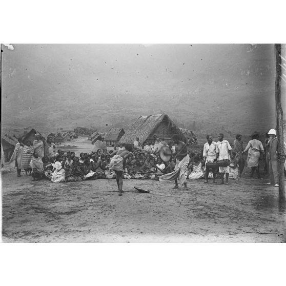 Danses de la sagaie à Imandabé. [légende d'origine]