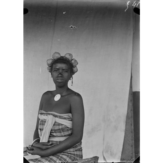 [Portrait d'une femme malgache.]