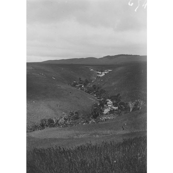 [Une cascade sur le flanc d'une colline.]