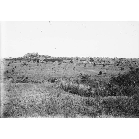 Près Itrongay. Tombeaux. Route [illisible]. [légende d'origine]