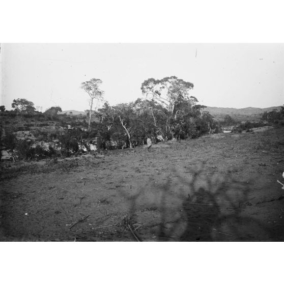 [Un Malgache sur la berge d'une rivière.]