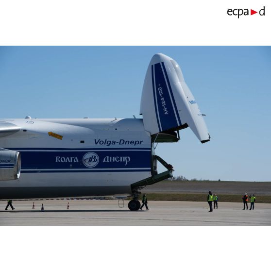 Ouverture de la soute d'un avion-cargo Antonov An-124-100 à l'aéroport de Vatry.