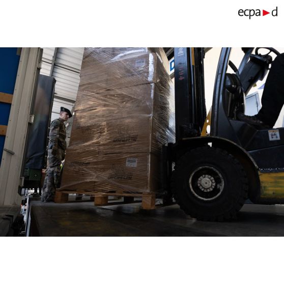 Chargement d'un stock de masques à bord d'un camion PPLOG au sein d'une plateforme logistique de la zone de fret numéro 8 de l'aéroport Roissy-Charles de Gaulle.