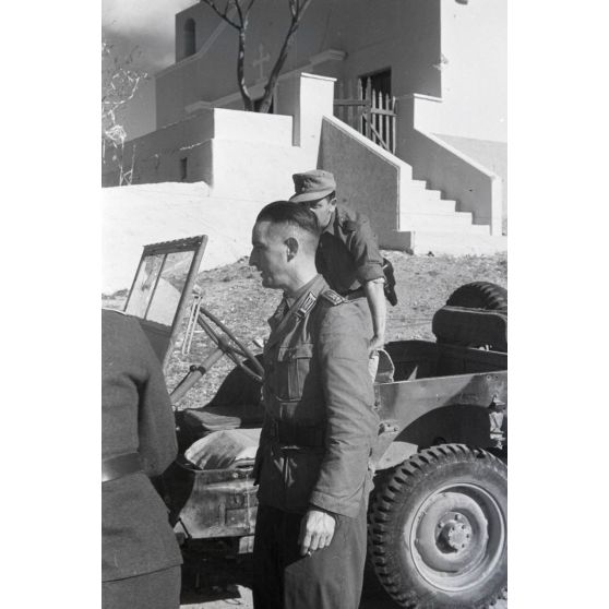 A Leros, des officiers allemands devant l'église d'Aghios Loannis Theologos.