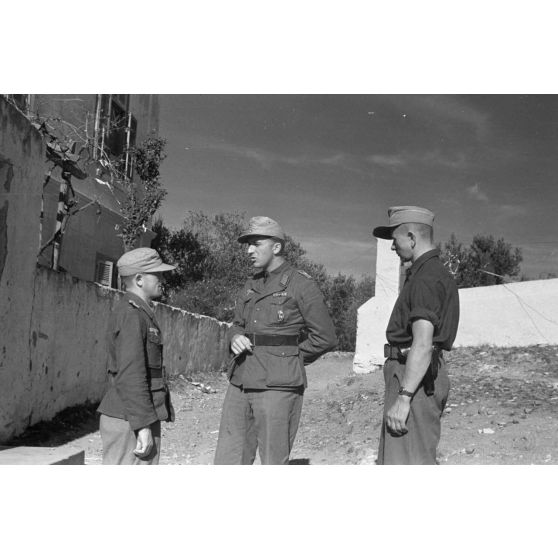 A Leros, à proximité de l'église d'Aghios Loannis Theologos, un capitaine donne ses instructions.