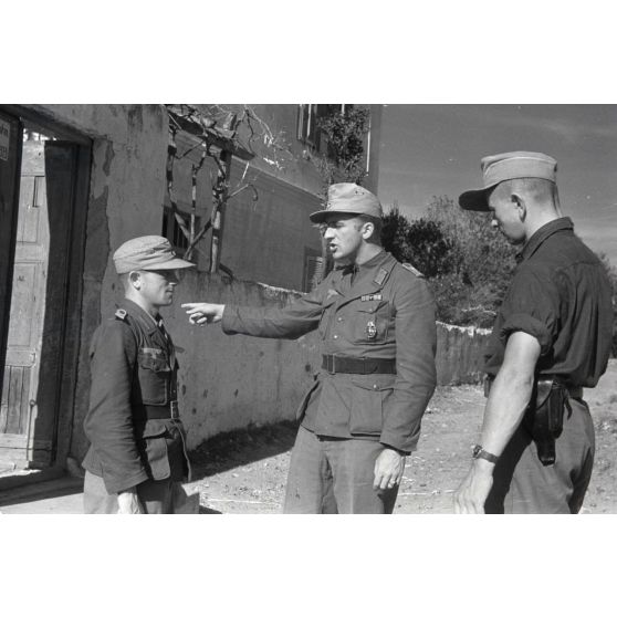 A Leros, à proximité de l'église d'Aghios Loannis Theologos, un capitaine donne ses instructions.