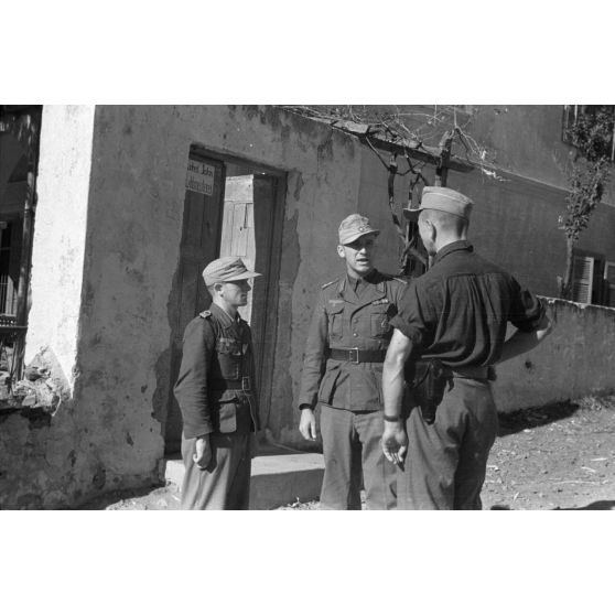 A Leros, à proximité de l'église d'Aghios Loannis Theologos, un capitaine donne ses instructions.