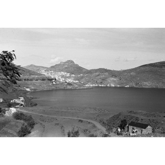 Sur l'ile de Leros, le mont Meraviglia (aujourd'hui Platanos) et son chateau médieval.