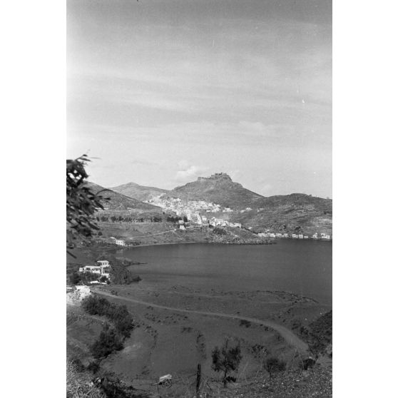 Sur l'ile de Leros, le mont Meraviglia (aujourd'hui Platanos) et son chateau médieval.