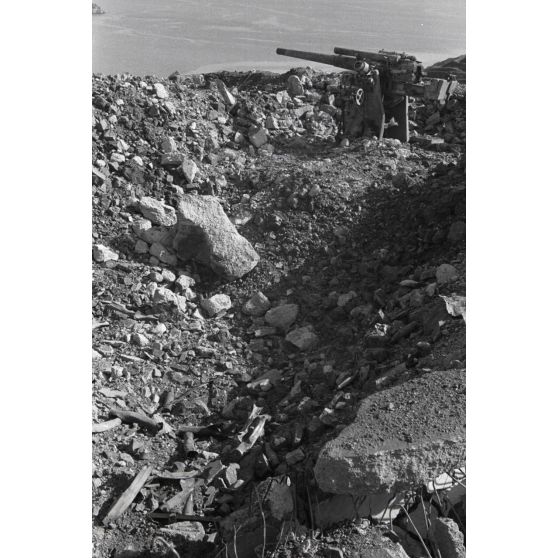 Sur les hauteurs de Meraviglia ('île de Leros), le canon défendu par des troupes italiennes et britanniques.