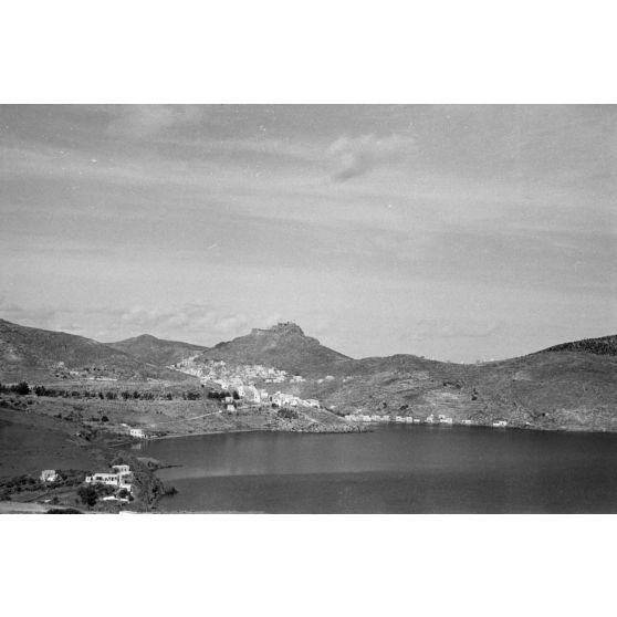 Sur l'ile de Leros, le mont Meraviglia (aujourd'hui Platanos) et son chateau médieval.