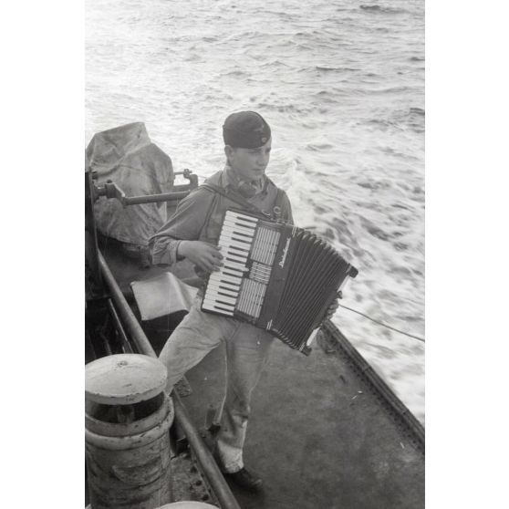 A bord d'un Räumboot de la Kriegsmarine, en direction de l'île grecque de Samos.