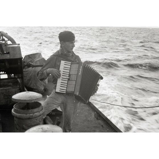 A bord d'un dragueur de mines de la 12.Räumbootsflottille de la Kriegsmarine, en direction de l'île grecque de Samos.