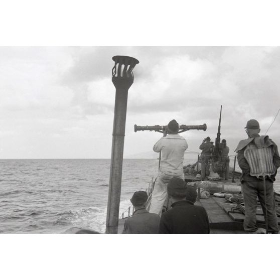 A bord d'un dragueur de mines de la 12.Räumbootsflottille de la Kriegsmarine, en direction de l'île grecque de Samos.