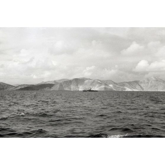 A l'approche de l'île de Samos, sur le pont d'un Raumboot de la Kriegsmarine.