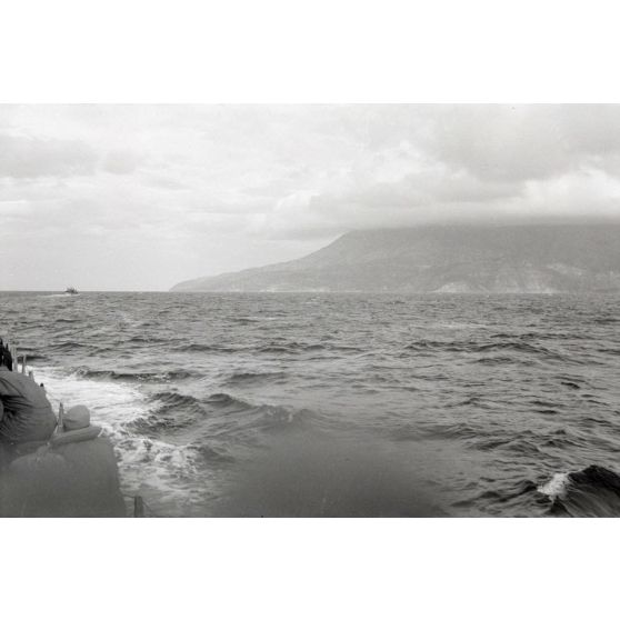 A l'approche de l'île de Samos, sur le pont d'un Raumboot de la Kriegsmarine.