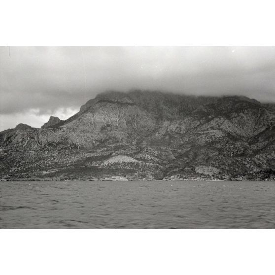 A l'approche de l'île de Samos, sur le pont d'un Raumboot de la Kriegsmarine.