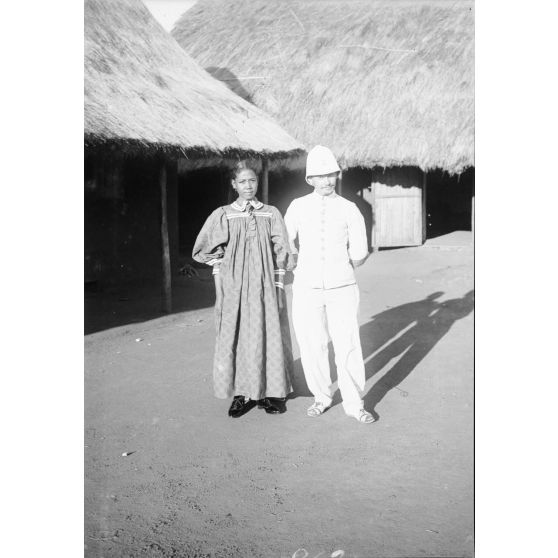 [Portrait d'une femme malgache et d'un officier de l'infanterie coloniale.]