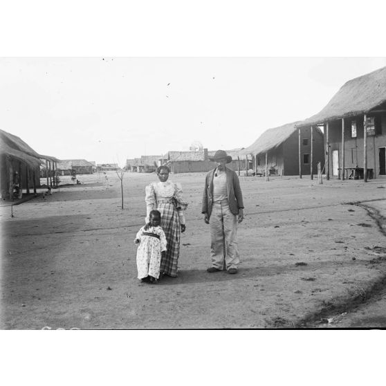 [Portrait d'une femme malgache de son enfant et d'un colon. ]