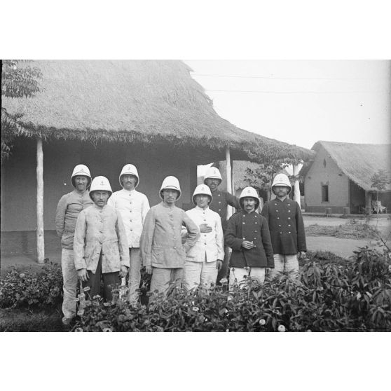 [Portrait de groupe d'officiers de l'infanterie coloniale.]