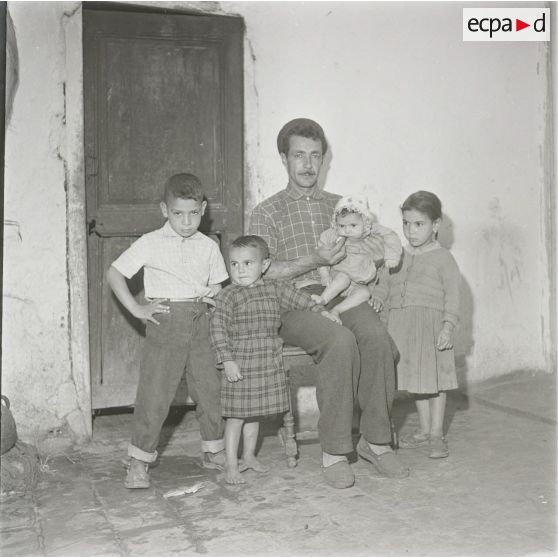 [12 mai 1959, portrait d'un Algérien posant avec ses enfants.]