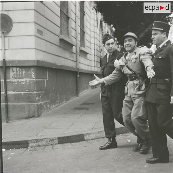 11 novembre 1960, Alger. [légende d'origine]