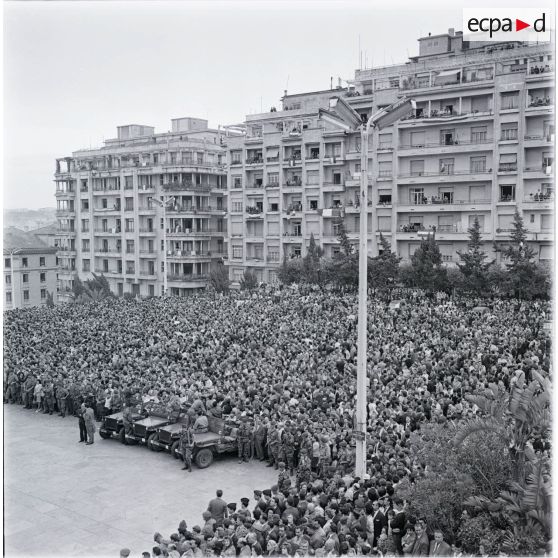 Alger, 24 avril 1961. [légende d'origine]