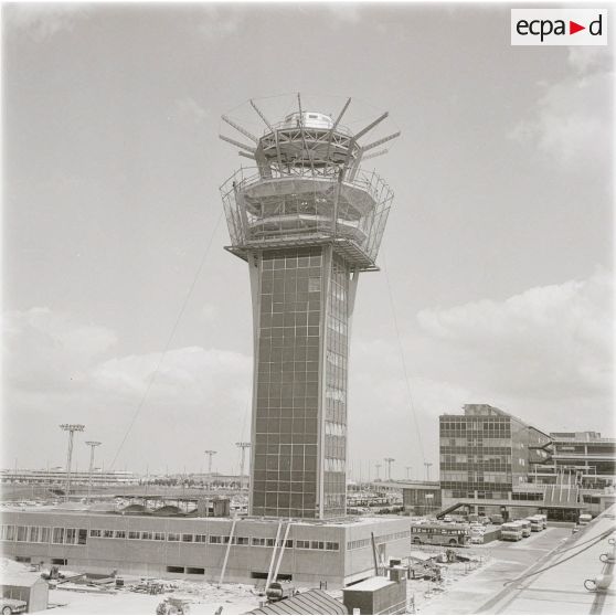 [Le chantier de construction de la tour de contrôle de l'aéroport de Paris-Orly, 1966.]