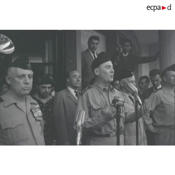 [Putsch d'Alger, 21-26 avril 1961. Les généraux Raoul Salan, Edmond Jouhaud, André Zeller et Maurice Challe au balcon du gouvernement général à Alger.]