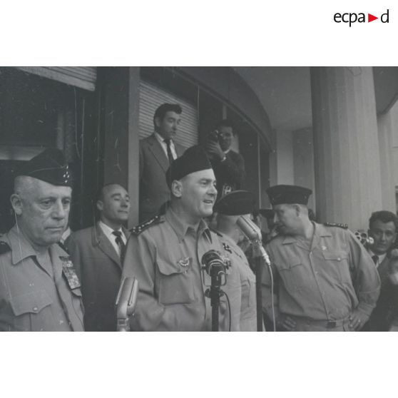 [Putsch d'Alger, 21-26 avril 1961. Les généraux Raoul Salan, Edmond Jouhaud et Maurice Challe au balcon du gouvernement général à Alger.]