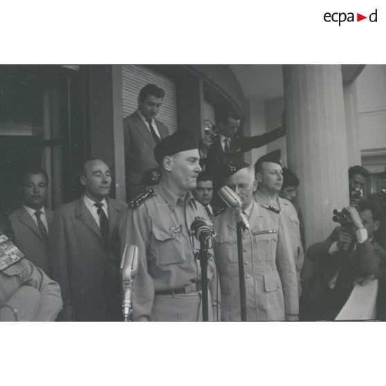 [Putsch d'Alger, 21-26 avril 1961. Les généraux Edmond Jouhaud, André Zeller et Maurice Challe au balcon du gouvernement général à Alger.]