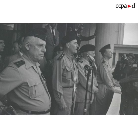 [Putsch d'Alger, 21-26 avril 1961. Les généraux Raoul Salan, Edmond Jouhaud, André Zeller et Maurice Challe au balcon du gouvernement général à Alger.]