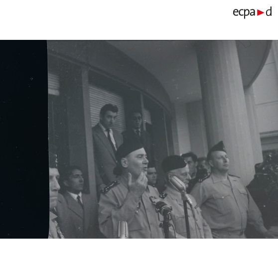 [Putsch d'Alger, 21-26 avril 1961. Les généraux Raoul Salan, Edmond Jouhaud, André Zeller et Maurice Challe au balcon du gouvernement général à Alger.]