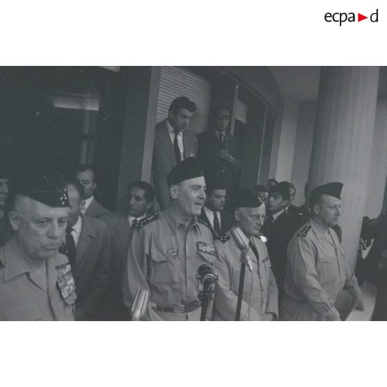 [Putsch d'Alger, 21-26 avril 1961. Les généraux Raoul Salan, Edmond Jouhaud, André Zeller et Maurice Challe au balcon du gouvernement général à Alger.]