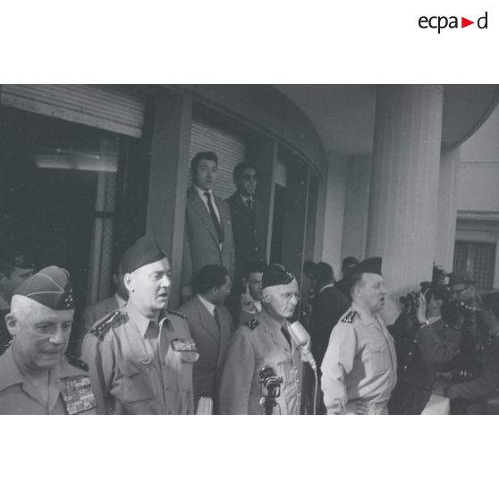 [Putsch d'Alger, 21-26 avril 1961. Les généraux Raoul Salan, Edmond Jouhaud, André Zeller et Maurice Challe au balcon du gouvernement général à Alger.]