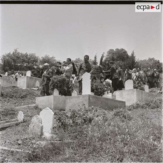 [Une cérémonie d'obsèques dans un cimetière en Algérie, 1956-1962.]