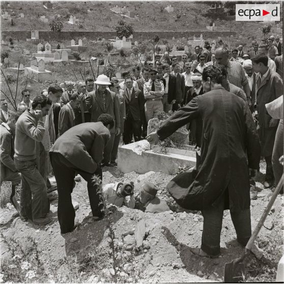 [Une cérémonie d'obsèques dans un cimetière en Algérie, 1956-1962.]