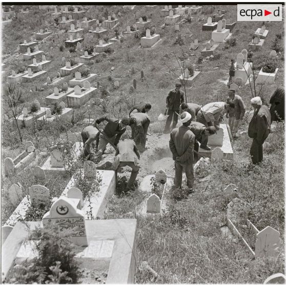 [Une cérémonie d'obsèques dans un cimetière en Algérie, 1956-1962.]