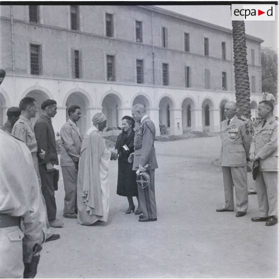 [Algérie, 1956-1962. Une rencontre entre des officiers généraux de l'armée française et des Algériens.]