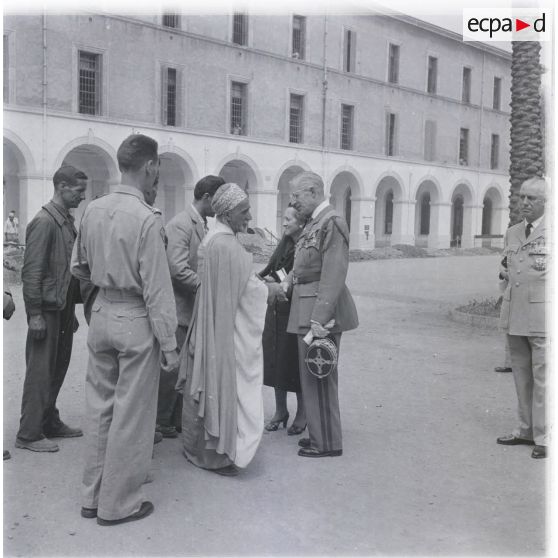 [Algérie, 1956-1962. Une rencontre entre des officiers généraux de l'armée française et des Algériens.]