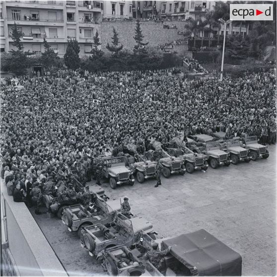 [Rassemblement pendant le putsch d'Alger, 21-26 avril 1961.]