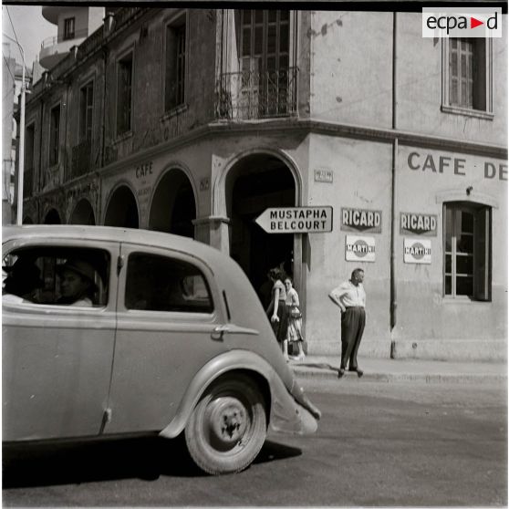 Le café des Arcades, Alger, 1956-1962.]