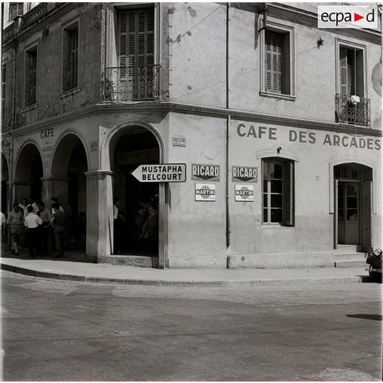 Le café des Arcades, Alger, 1956-1962.]