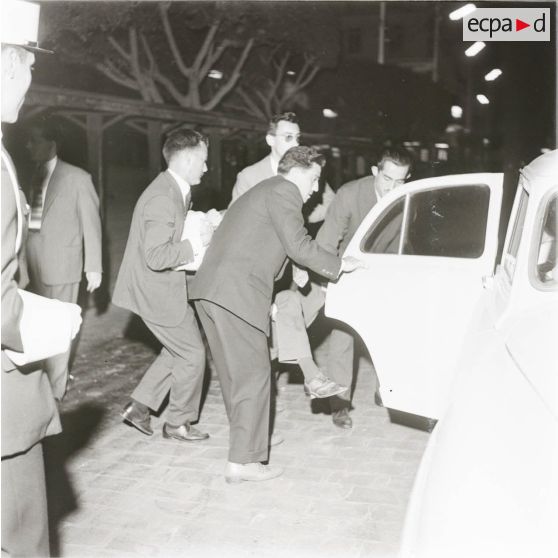 [Algérie, 1956-1962. L'évacuation d'une personne dans une automobile.]