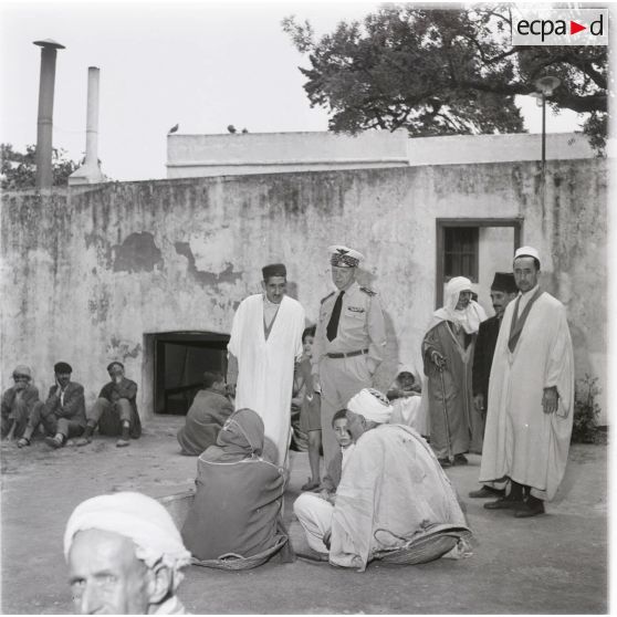 [Algérie, 1956-1962. Un général de brigade aérienne de l'armée française parmi la population algérienne.]