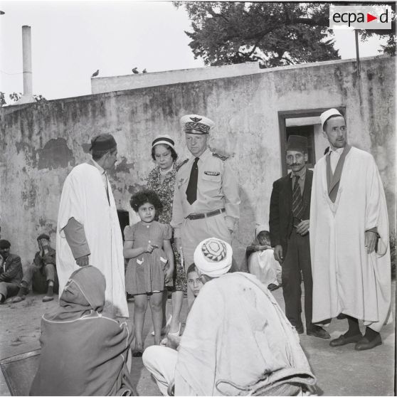 [Algérie, 1956-1962. Un général de brigade aérienne de l'armée française parmi la population algérienne.]