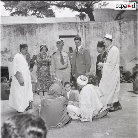 [Algérie, 1956-1962. Un général de brigade aérienne de l'armée française parmi la population algérienne.]