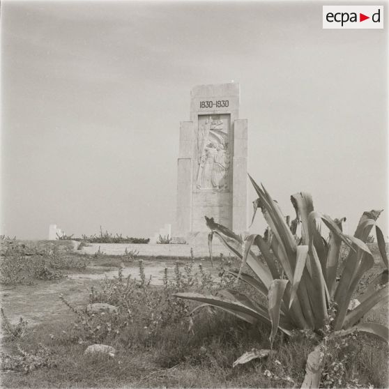 [Monument de Sidi-Ferruch commémorant le centenaire de la présence française en Algérie, 1958-1961.]